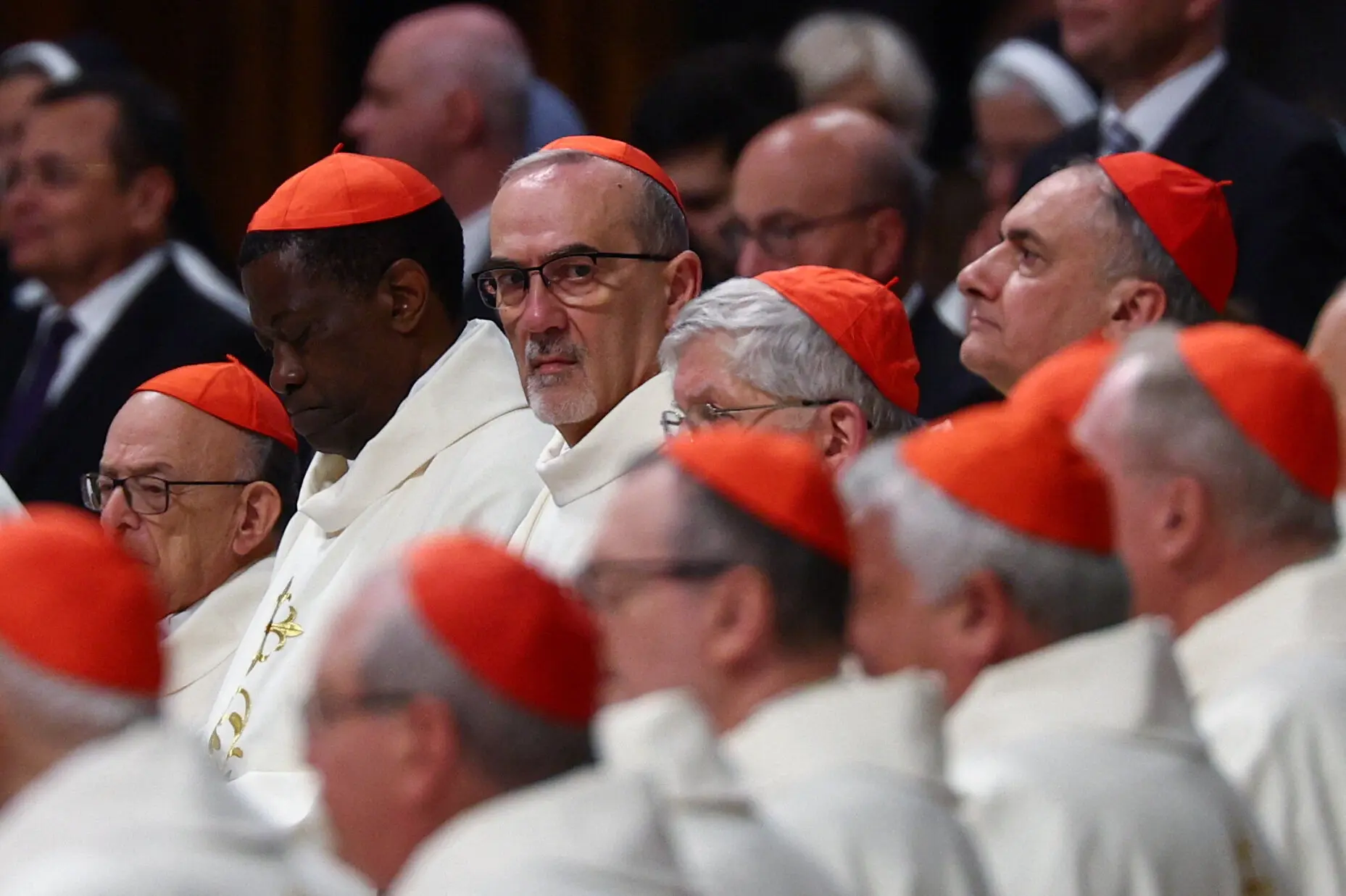 Кардинал П'єрбаттіста Піцабалла відвідує месу для Папи Франциска в базиліці Святого Петра в неділю.